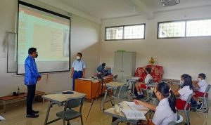 Wali Kota Bogor saat meninjau hari pertama PTM tingkat SD di Sekolah Mardi Waluya, Kota Bogor, Senin (18/10/2021). (Foto: Beritasatu.com)